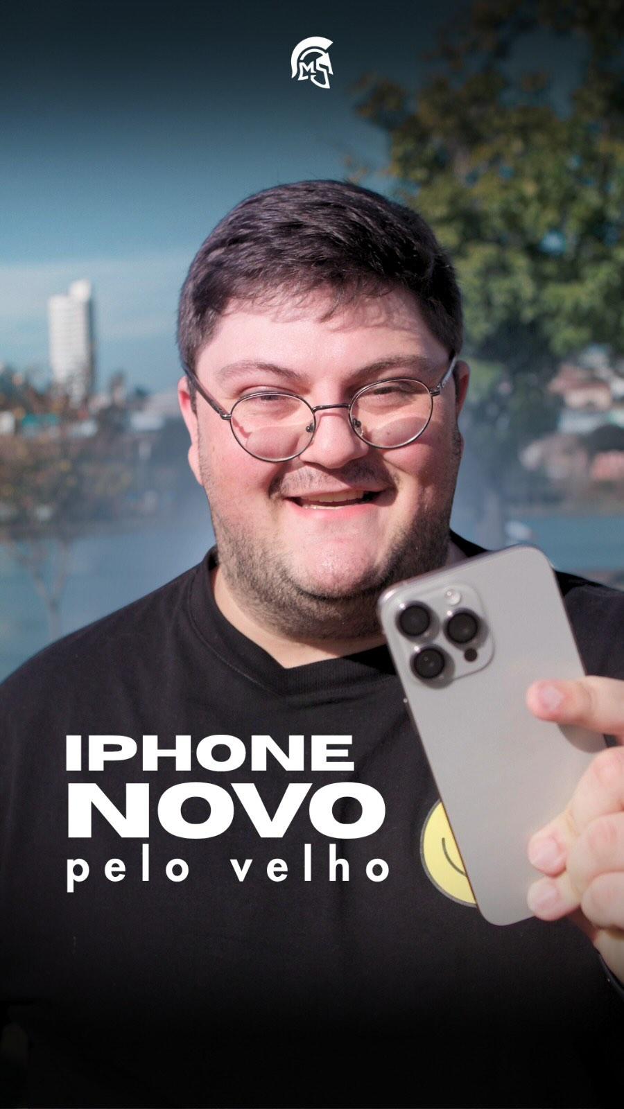 Junior, da MJ Importados, apresentando um iPhone